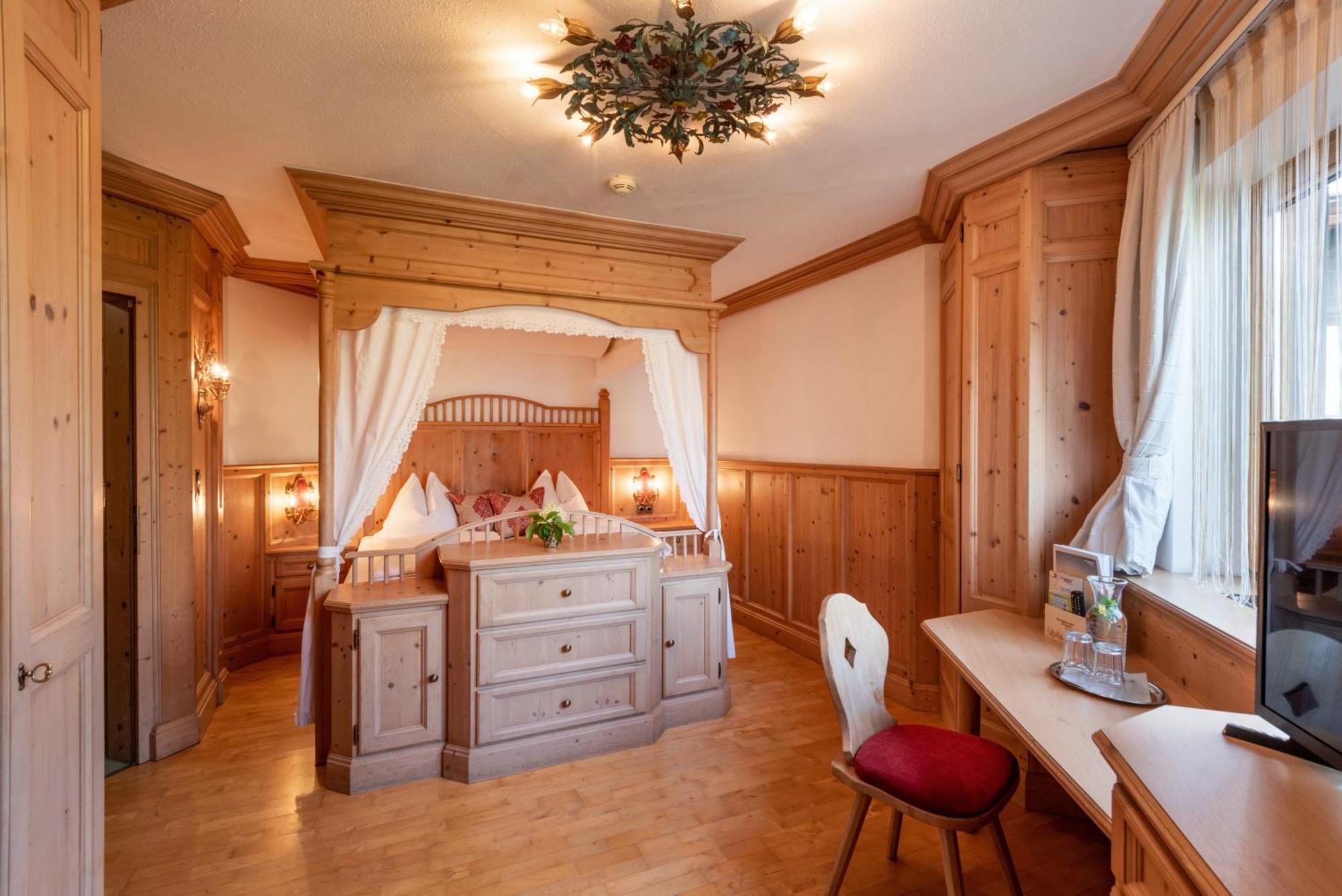 Hotel Tiroler Stuben Worgl Bagian luar foto