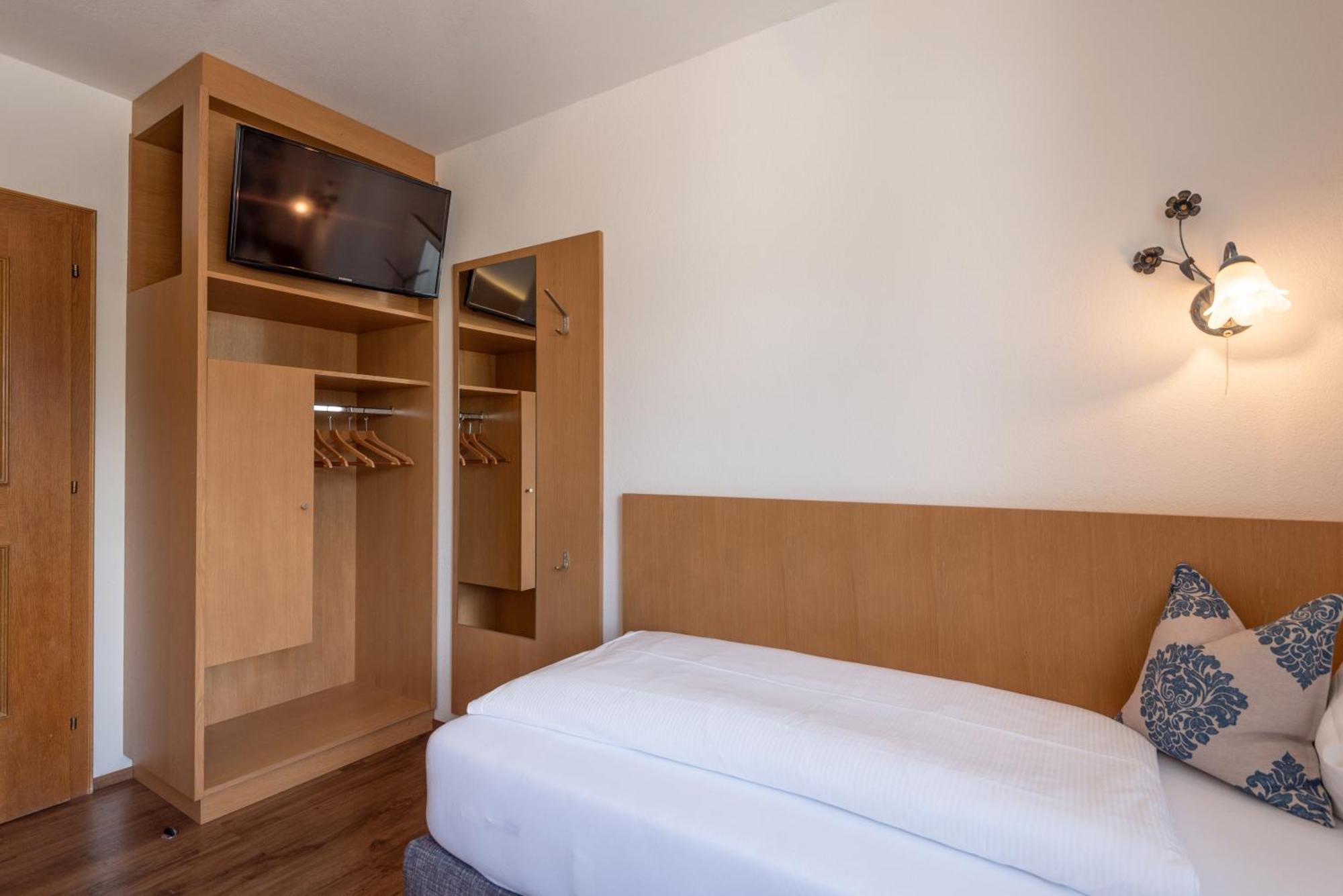 Hotel Tiroler Stuben Worgl Bagian luar foto